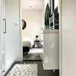 Delightful Luxury 2-bedroom In Nature Semesterbostad